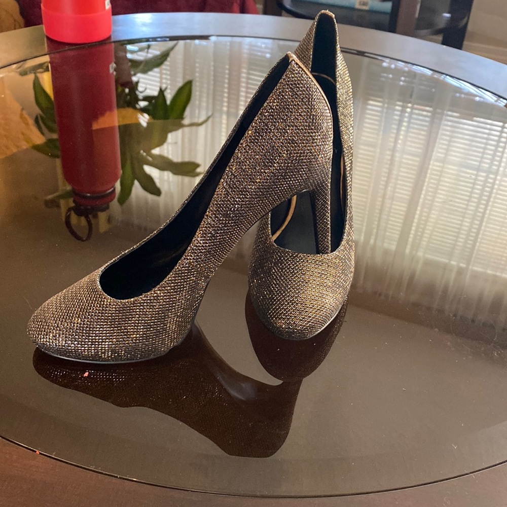 Nine West size 7.5 heel gold